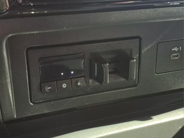 Used 2023 Nissan Titan PRO-4X w/ Pro-4x Convenience Package AWD/4WD image 14