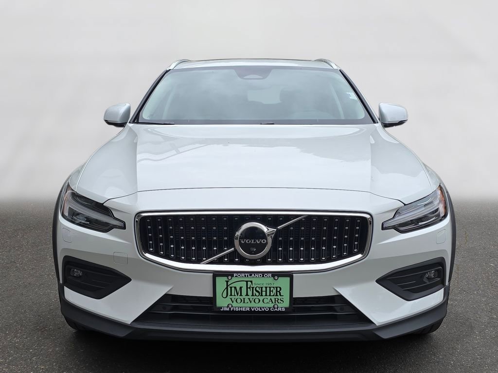 New 2026 Volvo V60 B5 Cross Country Plus w/ Climate Package AWD/4WD image 2