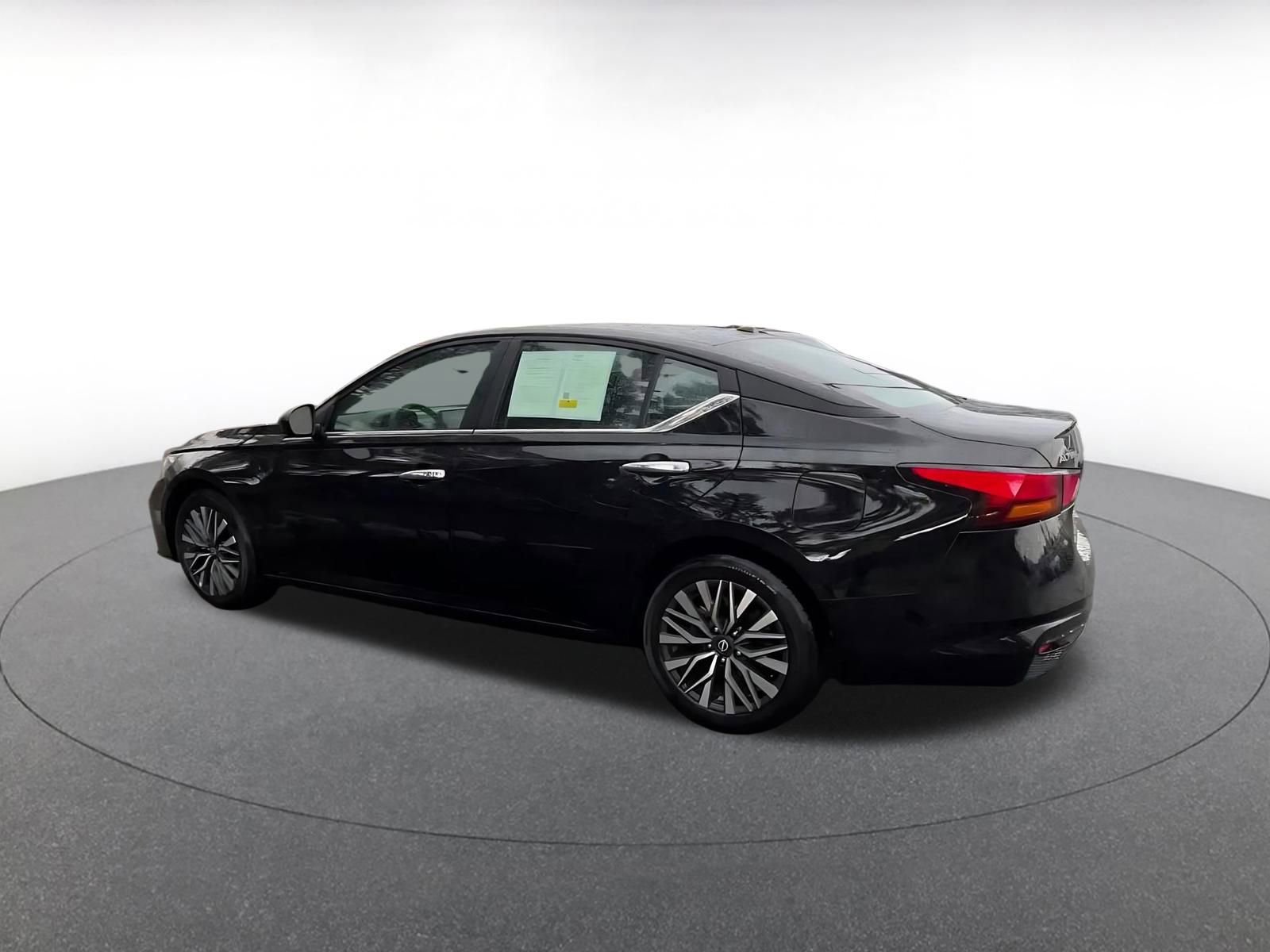 Used 2025 Nissan Altima 2.5 SV image 10