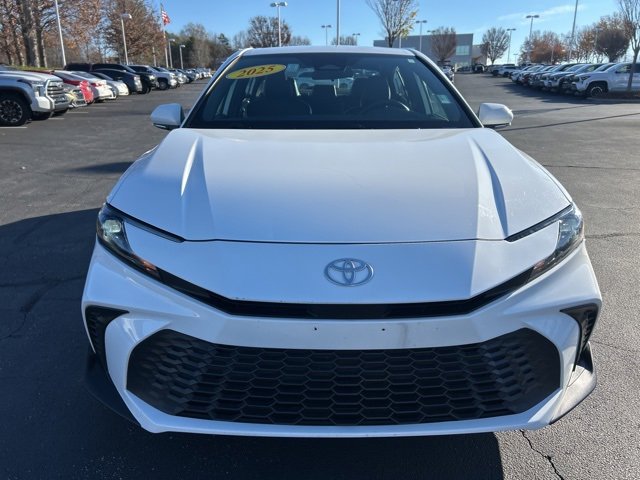 Used 2025 Toyota Camry SE image 2
