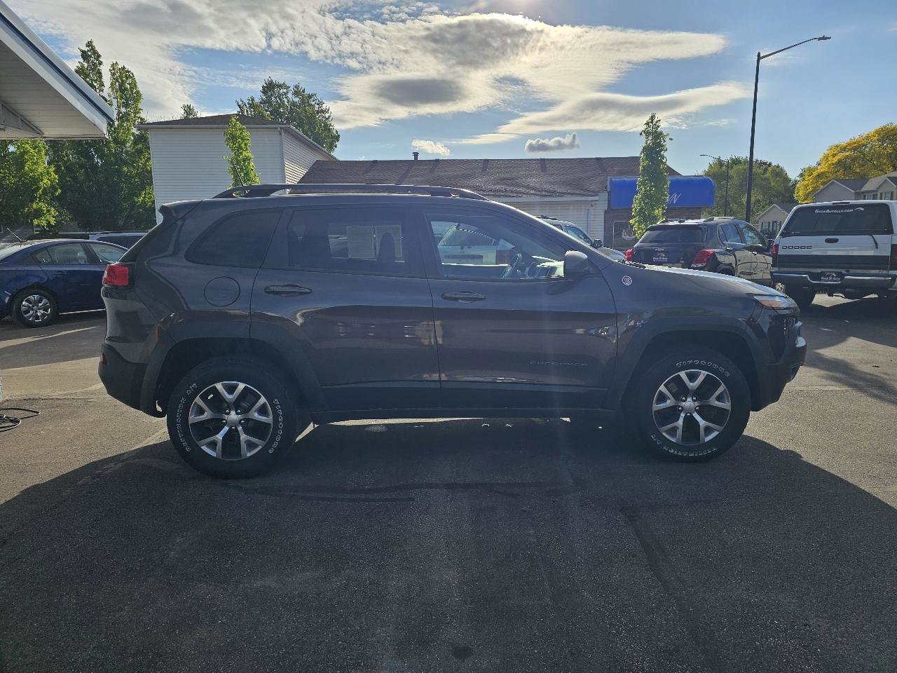 Used 2018 Jeep Cherokee Trailhawk AWD/4WD image 13