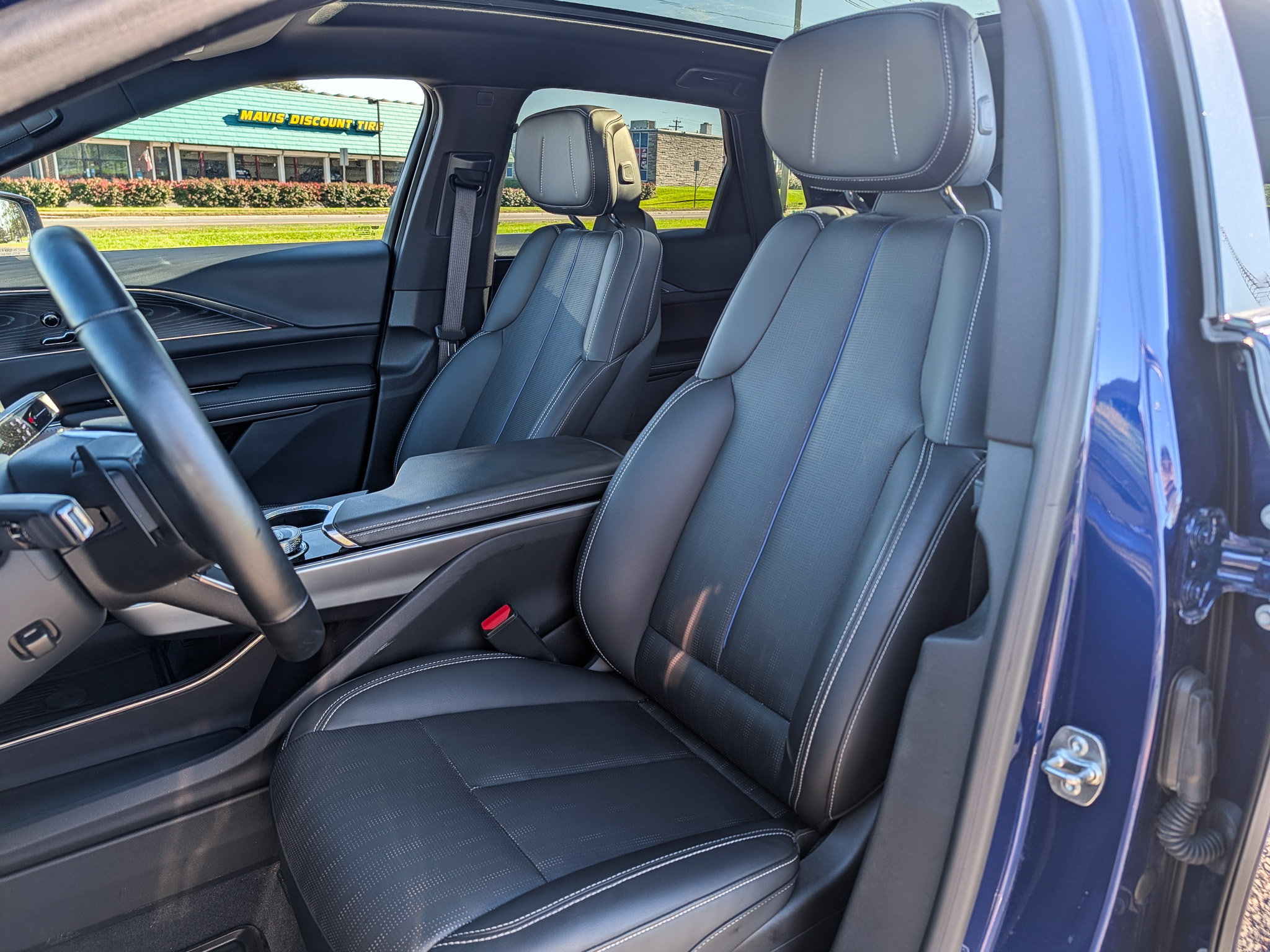 Used 2024 Cadillac Lyriq Luxury AWD/4WD image 14