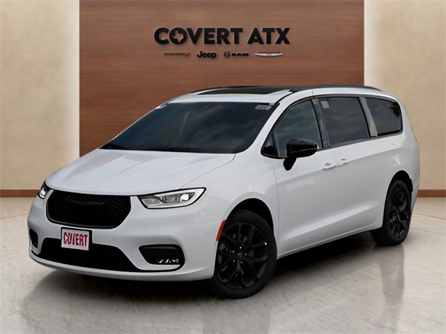 New 2026 Chrysler Pacifica Limited w/ Uconnect Theater Family Group