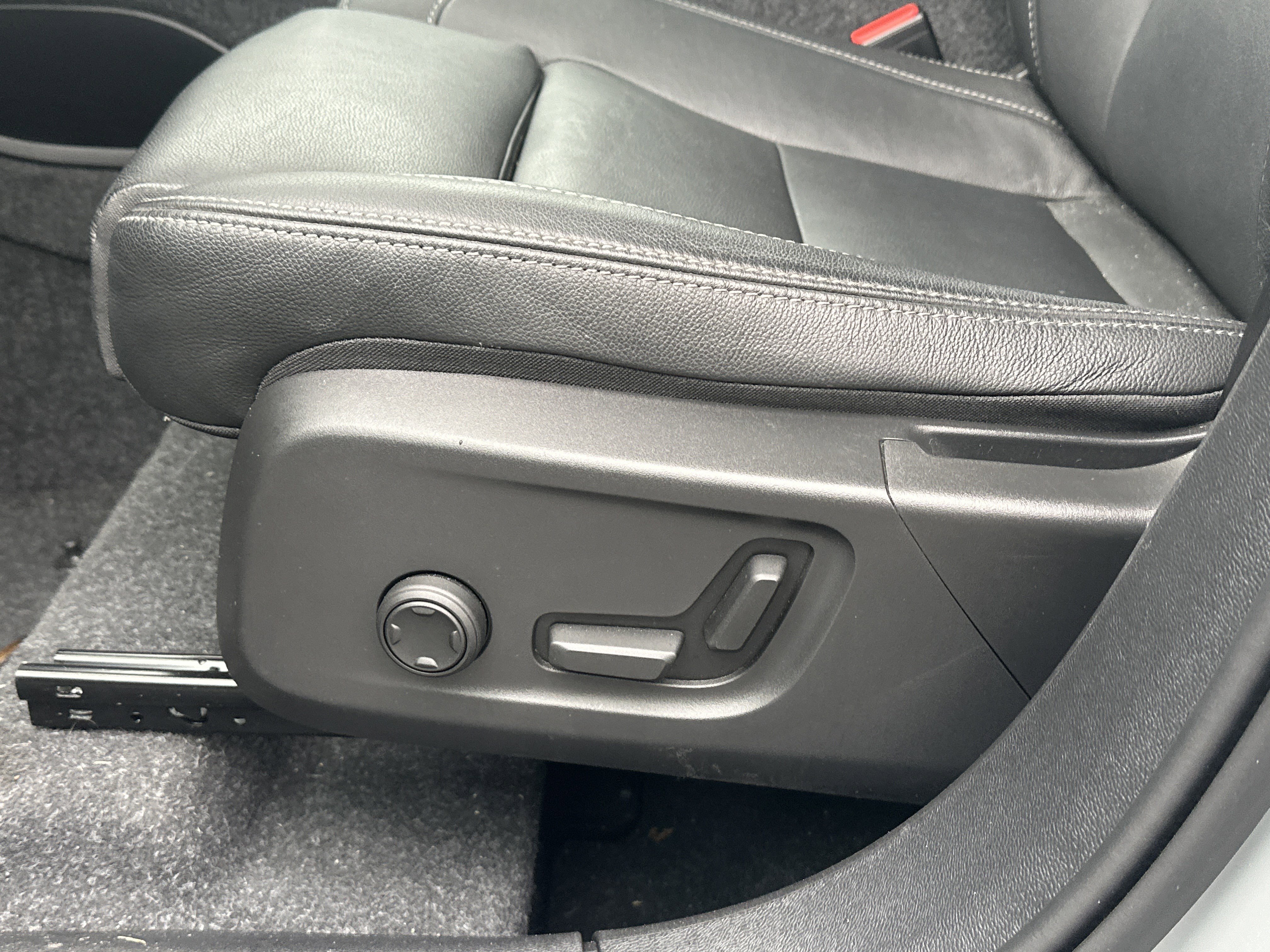 Used 2025 Volvo XC40 B5 Ultra image 10