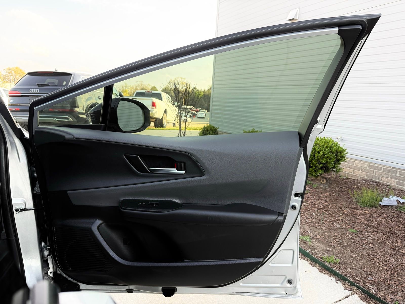 Used 2024 Toyota Prius XLE FWD image 31
