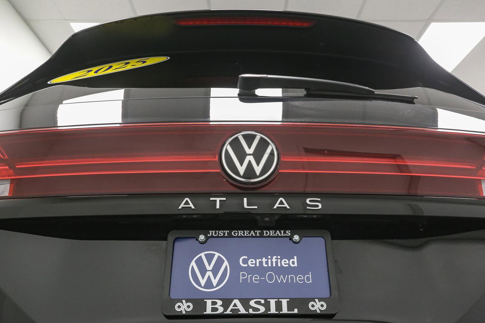 Certified 2025 Volkswagen Atlas Peak Edition SE AWD/4WD image 15