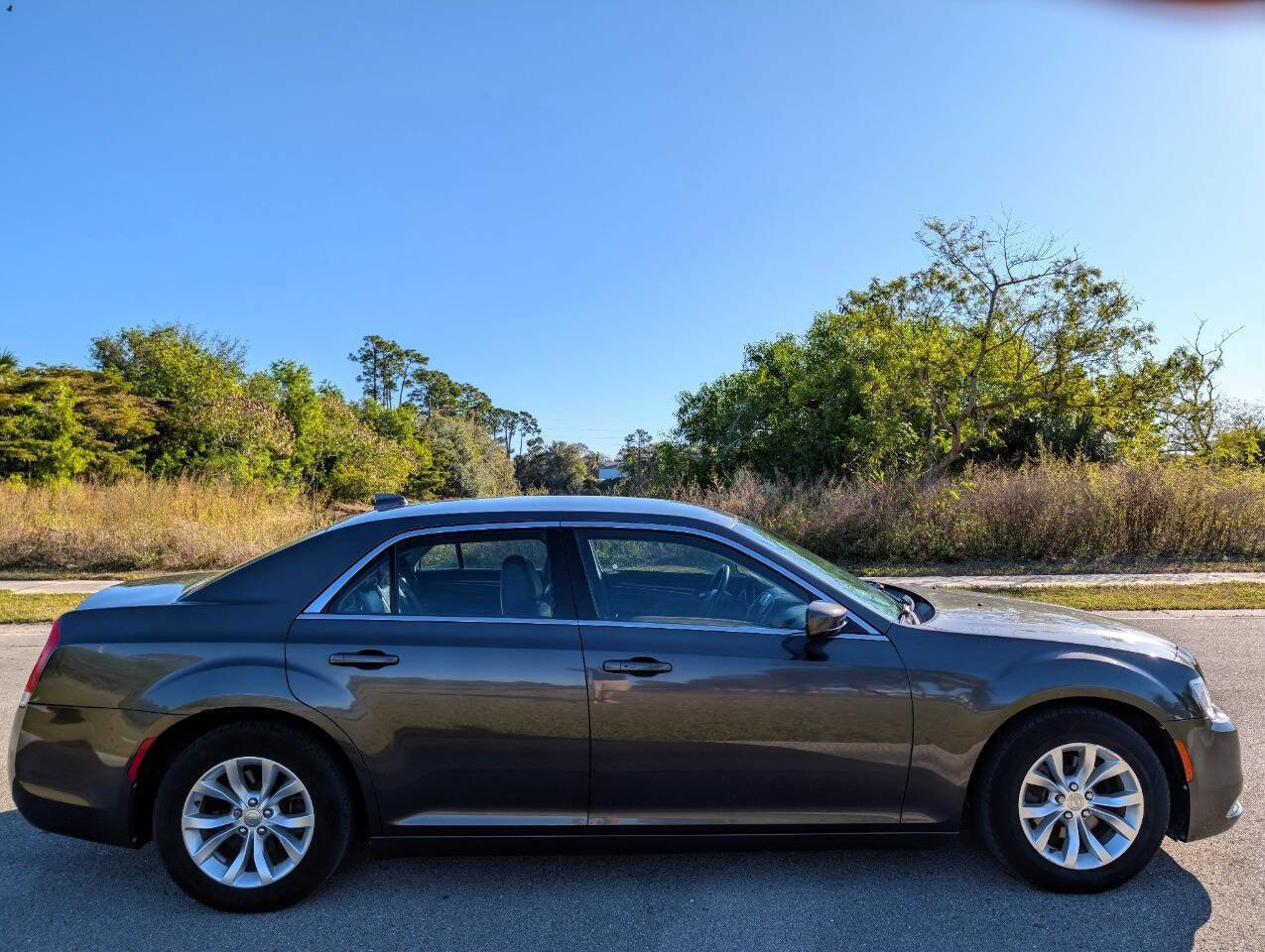 Used 2016 Chrysler 300 Limited w/ Driver Convenience Group image 6