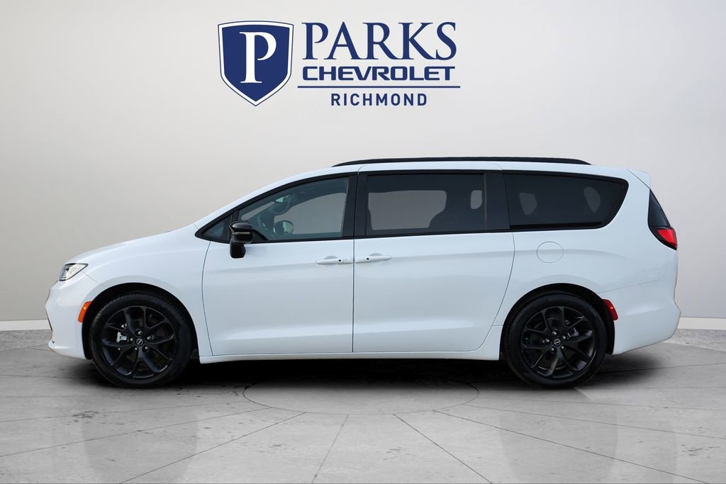 Used 2025 Chrysler Pacifica Limited FWD image 4