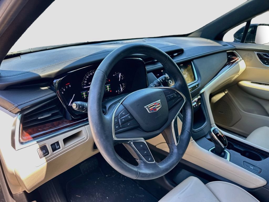 Used 2017 Cadillac XT5 Luxury w/ Driver Awareness Package FWD image 9