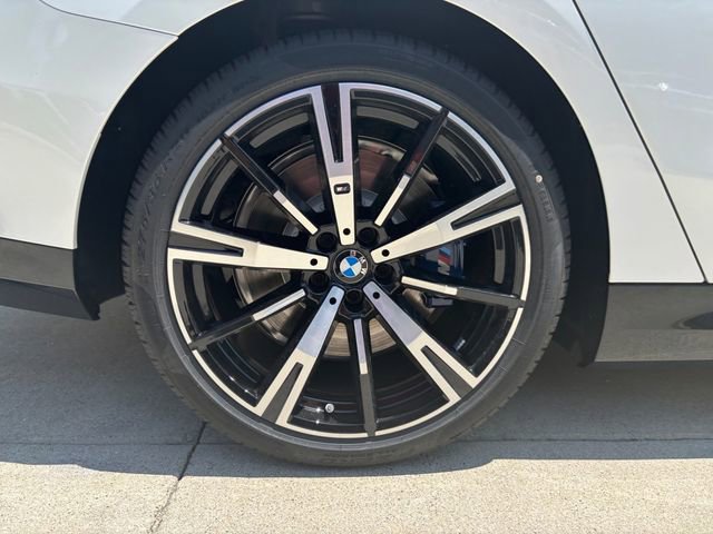 New 2026 BMW 550e xDrive image 33