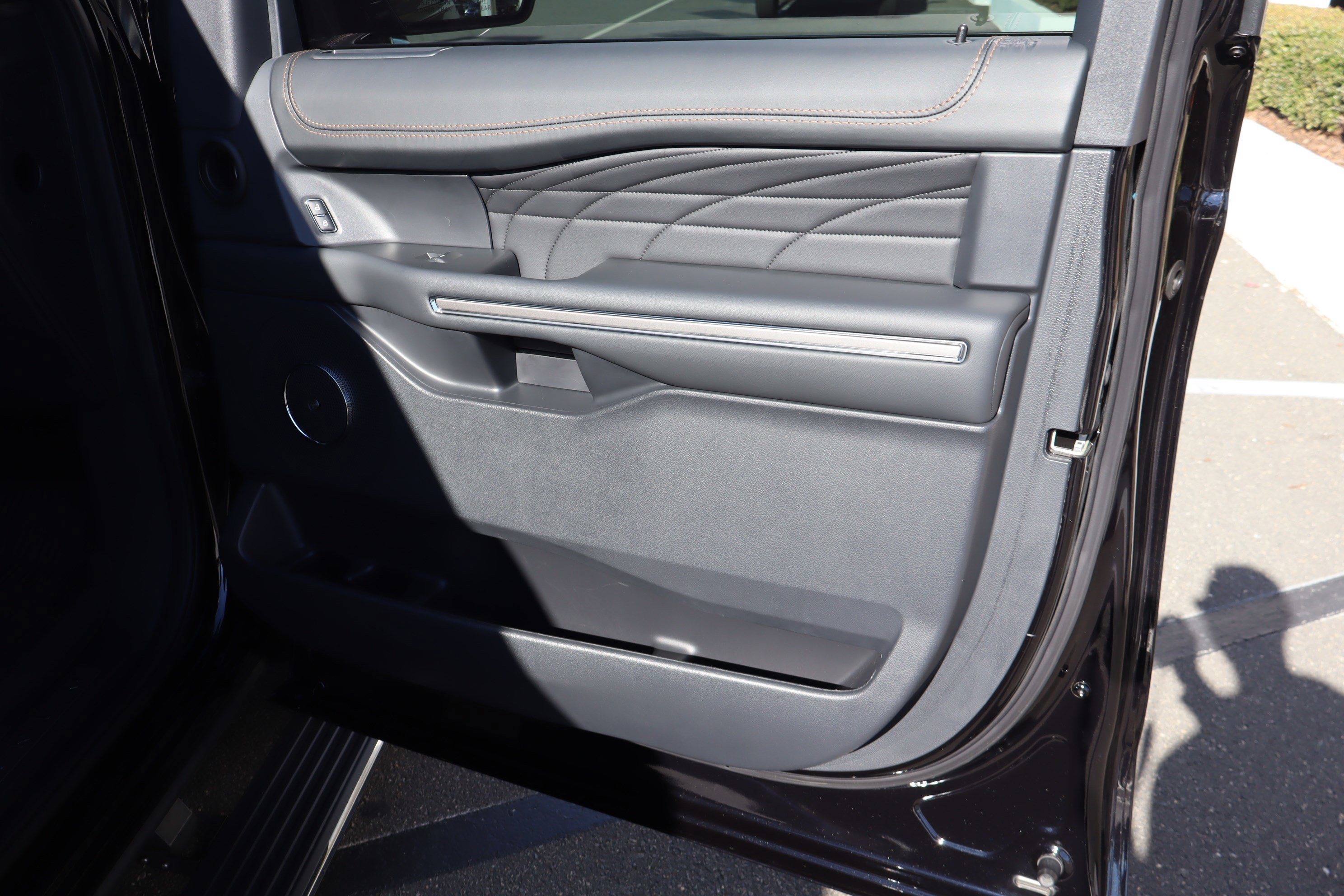 Used 2024 Ford Expedition Platinum image 41