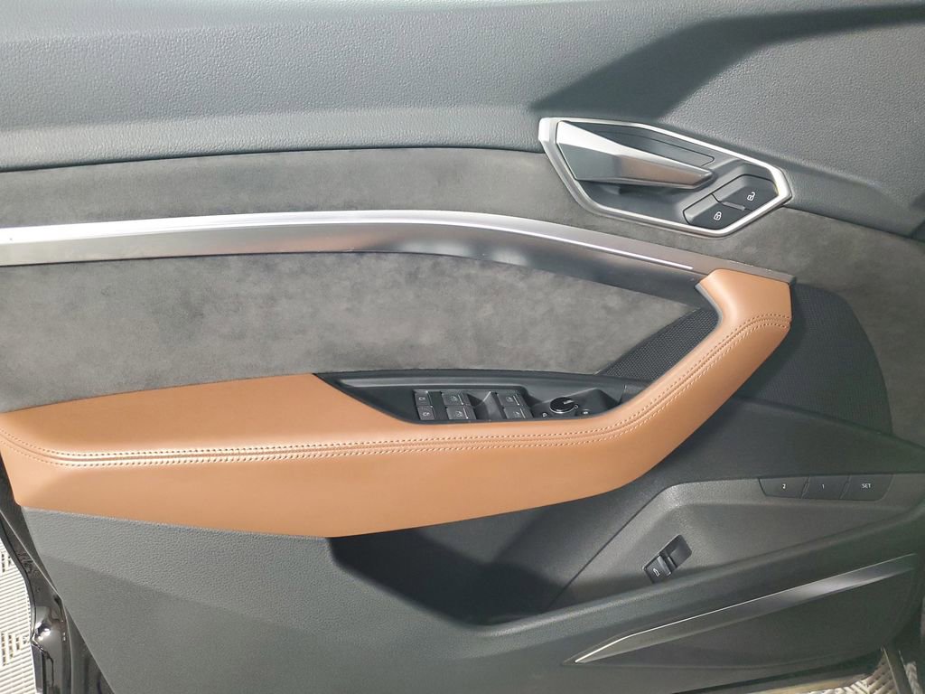 Used 2019 Audi e-tron Prestige w/ Prestige Package image 17
