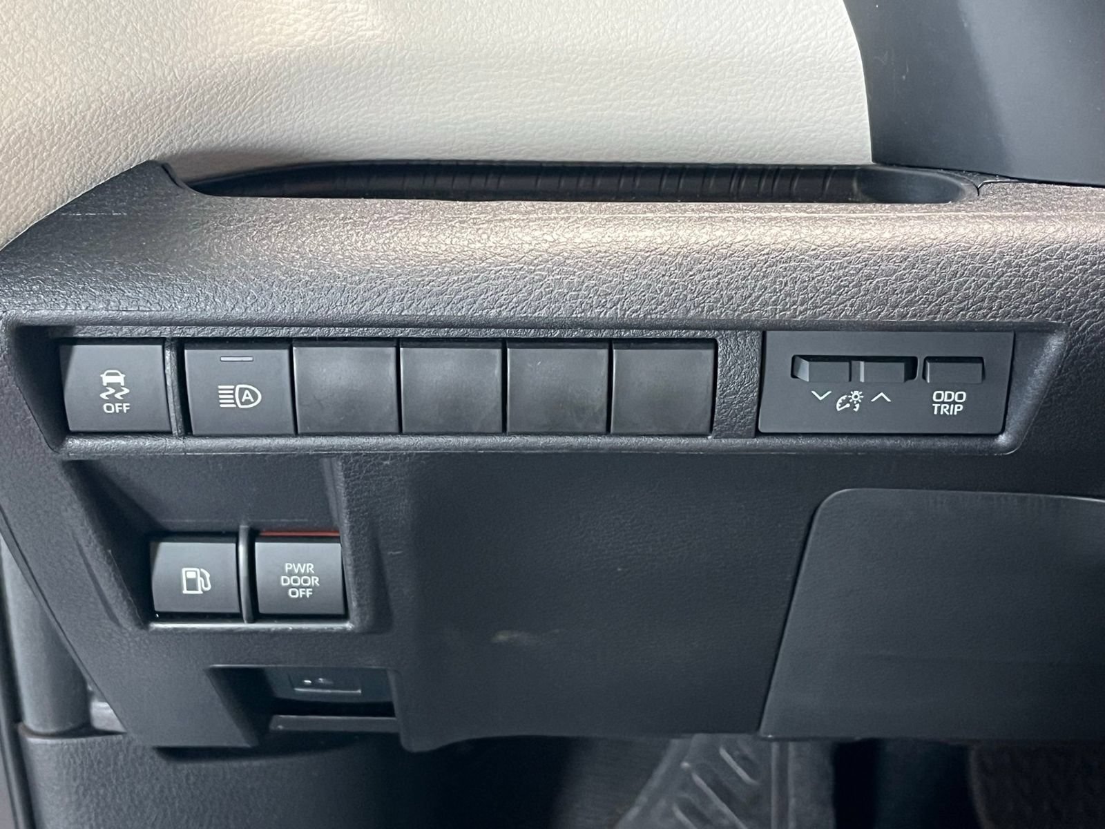 Used 2023 Toyota Sienna Limited FWD image 32