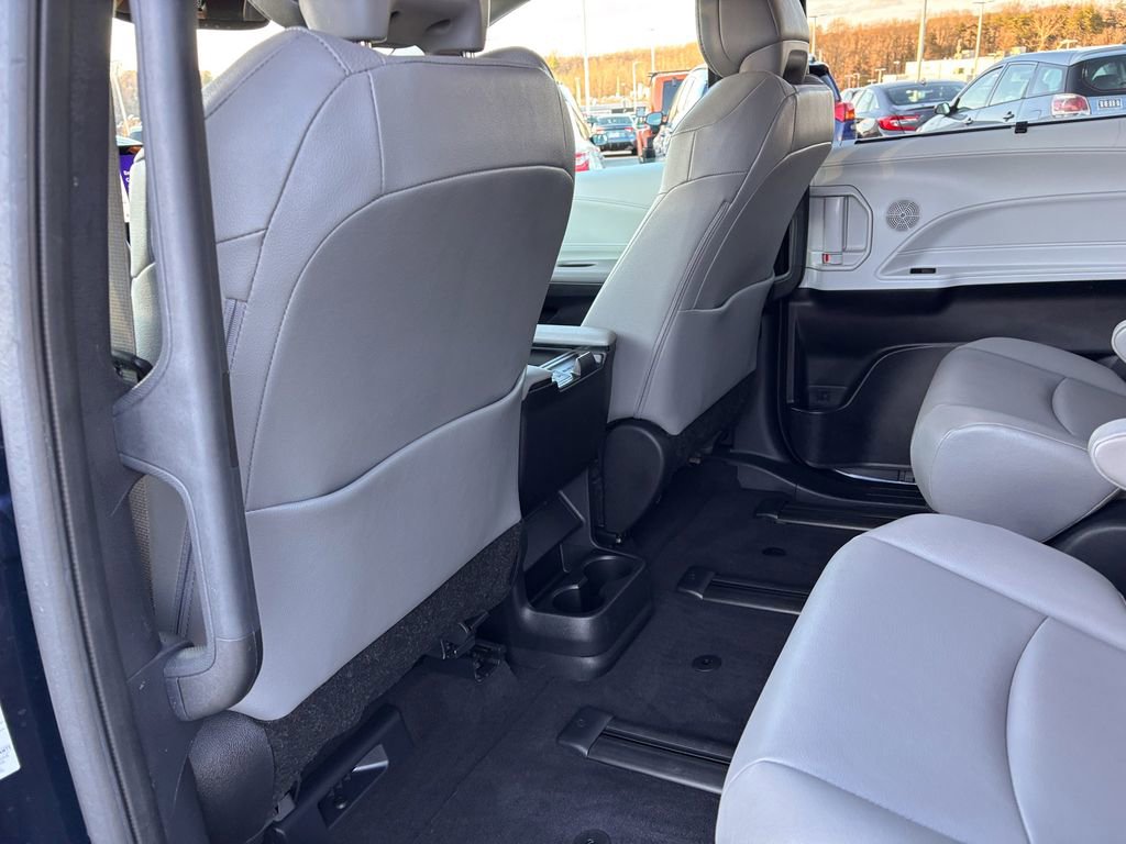 Used 2025 Toyota Sienna XLE image 42