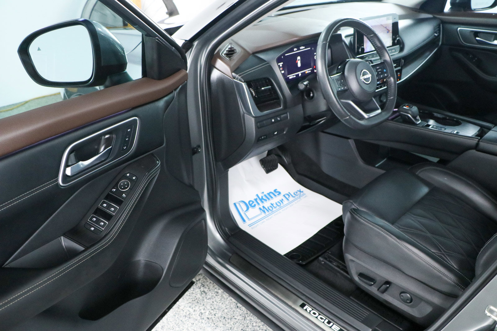 Used 2023 Nissan Rogue Platinum w/ Platinum Premium Package image 3