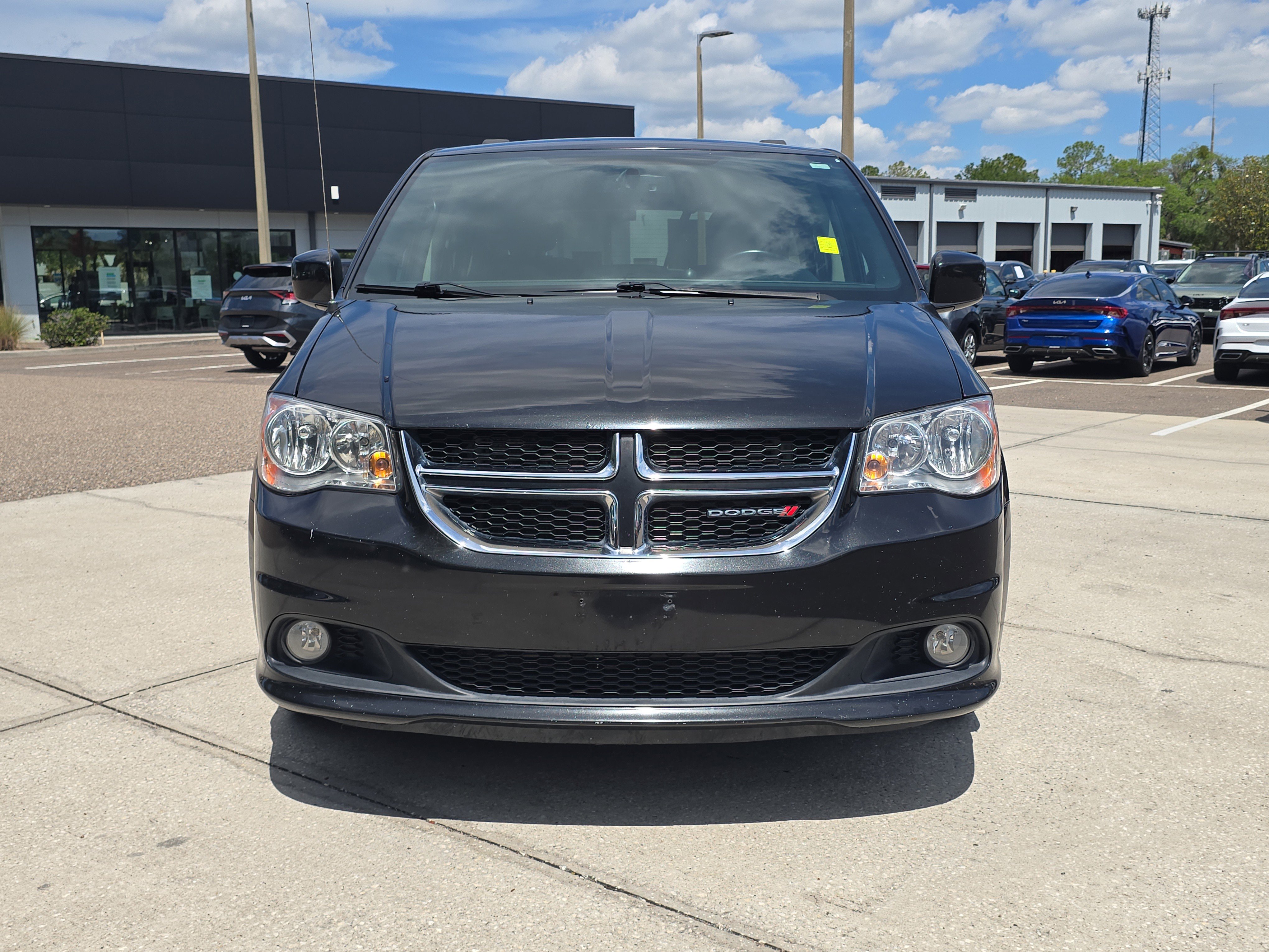 Used 2017 Dodge Grand Caravan SXT w/ Driver Convenience Group FWD image 3