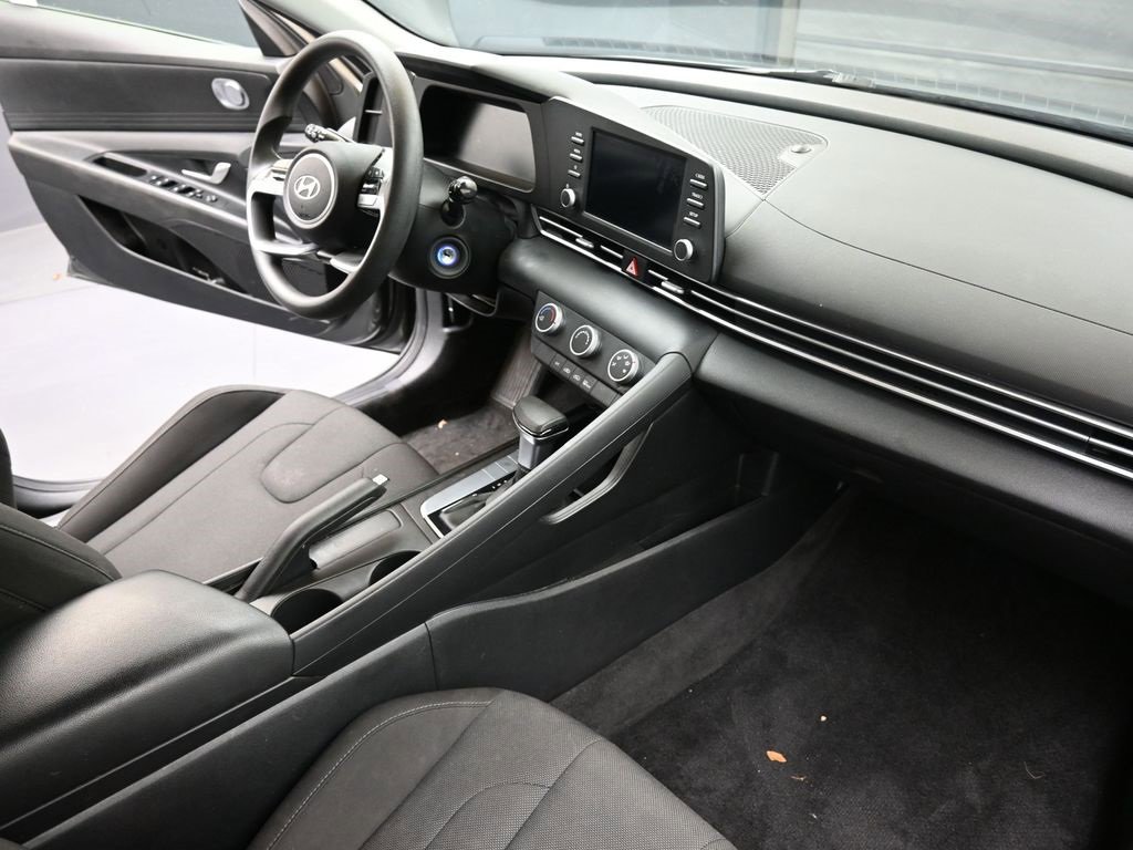 Certified 2025 Hyundai Elantra SE image 12