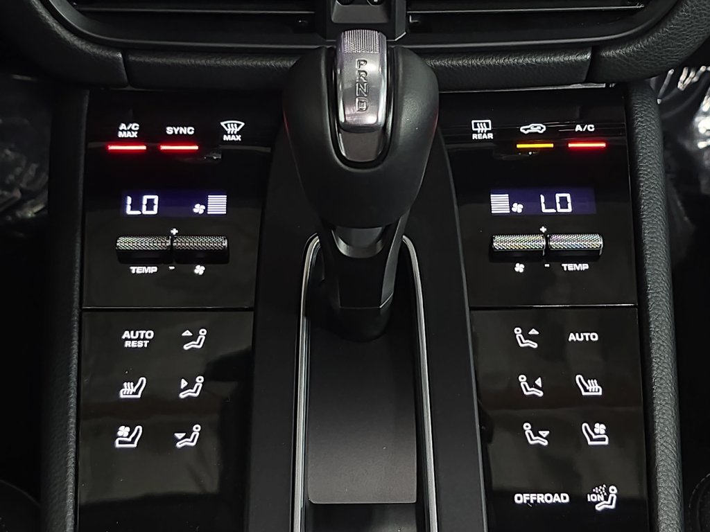 Certified 2026 Porsche Macan AWD/4WD image 19
