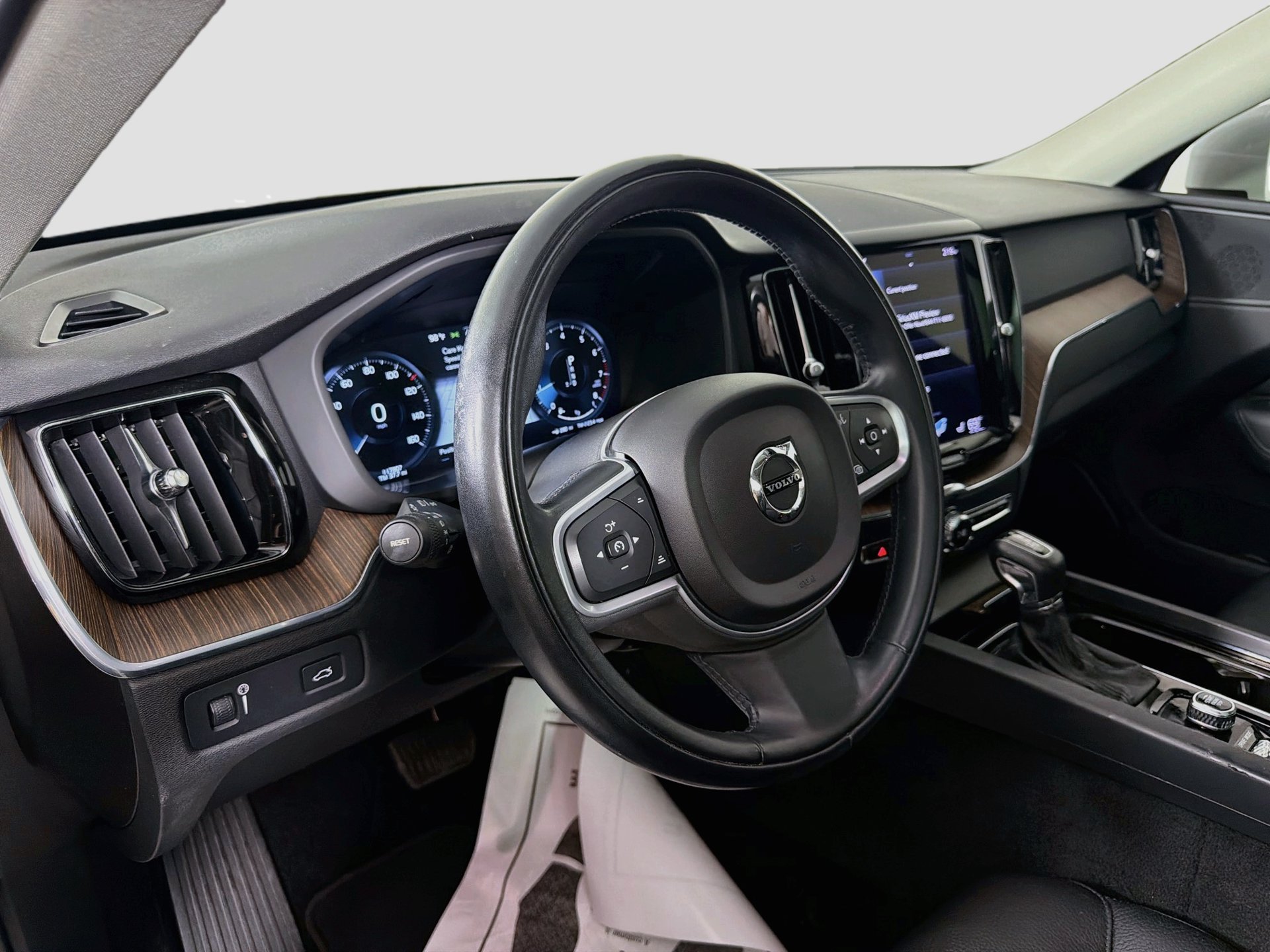 Used 2021 Volvo XC60 T5 Momentum w/ Premium Package FWD image 10