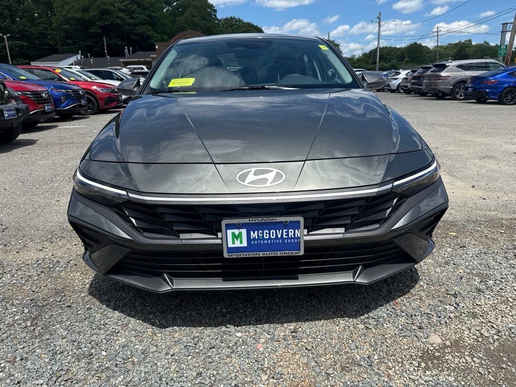 Used 2025 Hyundai Elantra SE FWD image 2