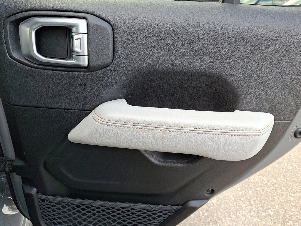 Used 2023 Jeep Wrangler Unlimited Sahara image 14