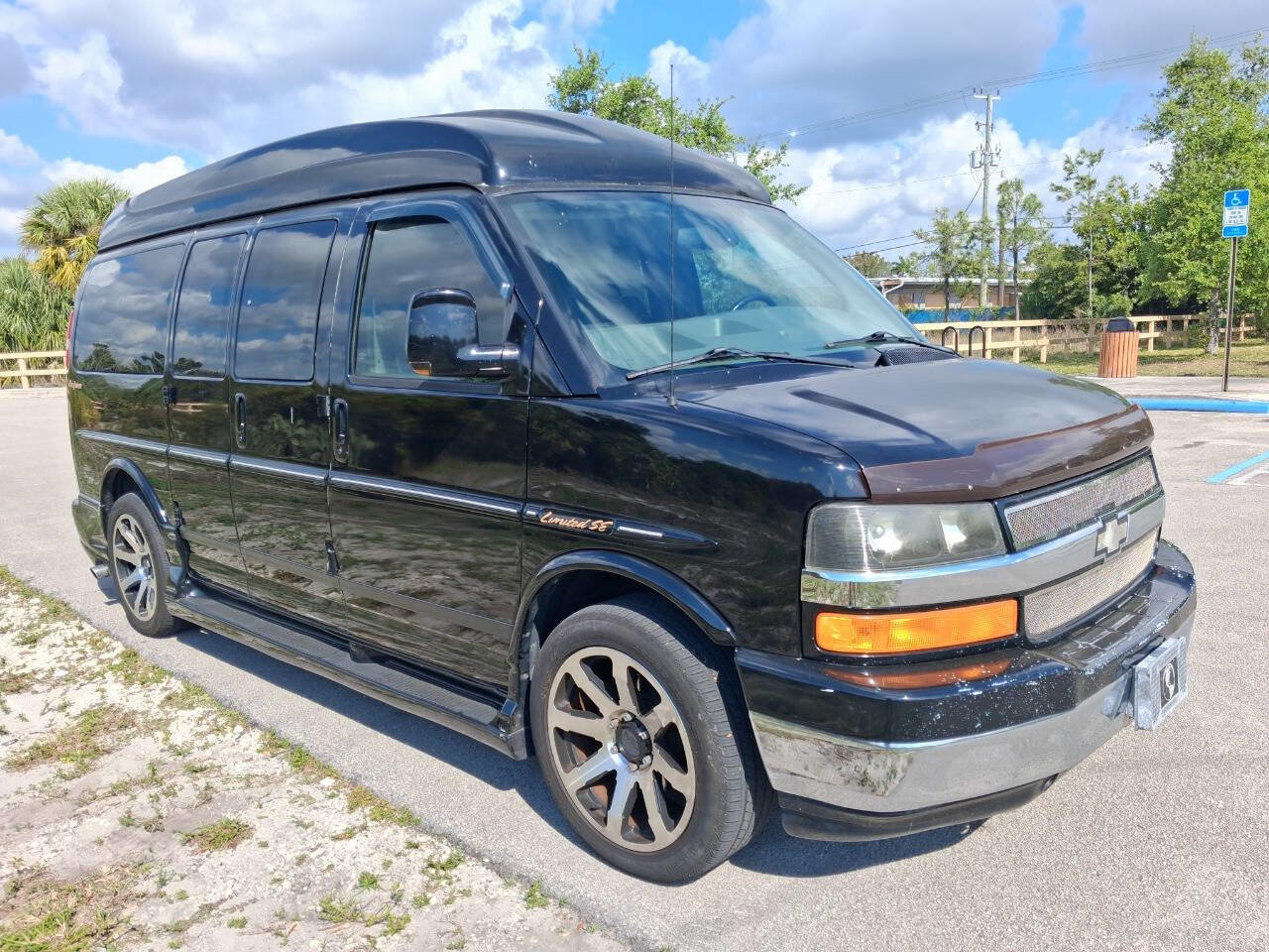 Used 2010 Chevrolet Express 1500 w/ Preferred Equipment Group image 4