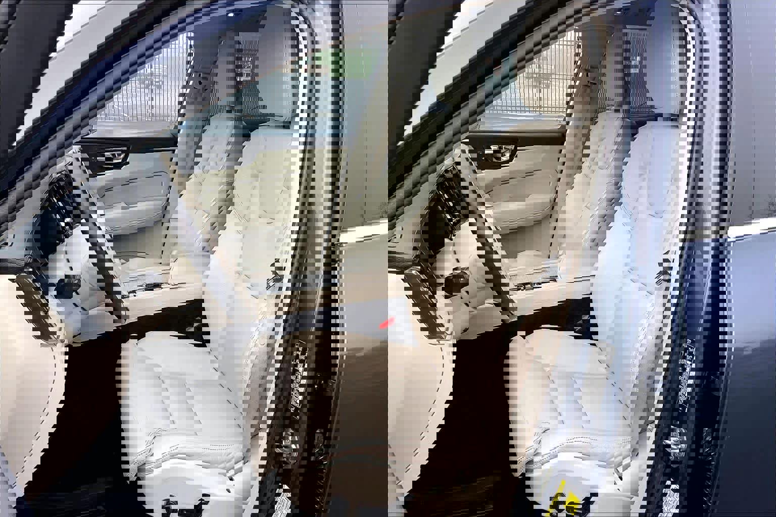 Used 2018 Volvo XC60 T8 Inscription w/ Advanced Package image 28