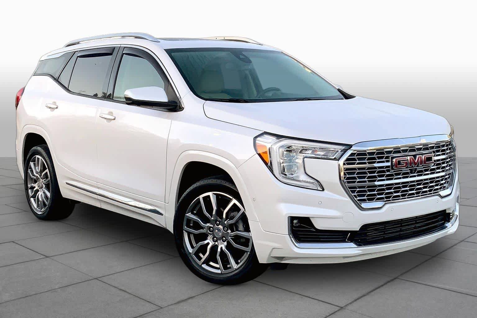 Used 2022 GMC Terrain Denali w/ Denali Premium Package AWD/4WD image 3