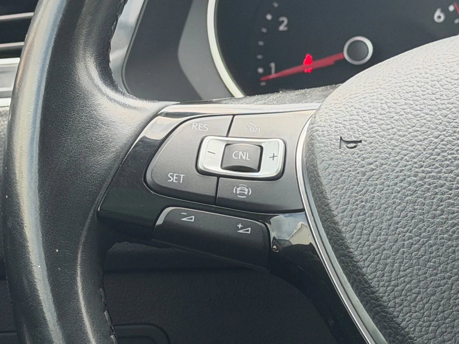 Used 2019 Volkswagen Tiguan SE image 24