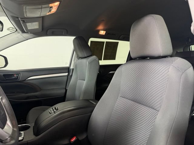 Used 2016 Toyota Highlander LE FWD image 15