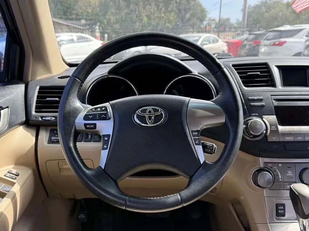 Used 2012 Toyota Highlander SE w/ Tow Pkg image 9
