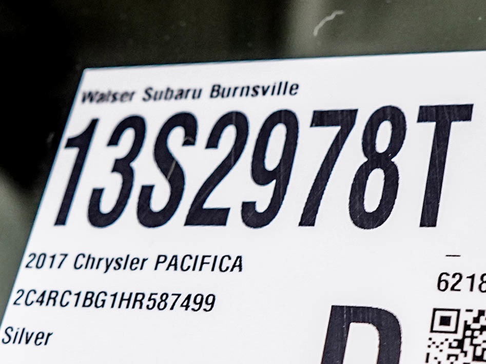 Used 2017 Chrysler Pacifica Touring-L w/ Tire & Wheel Group FWD image 30