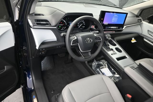 Used 2026 Toyota Sienna XLE AWD/4WD image 4