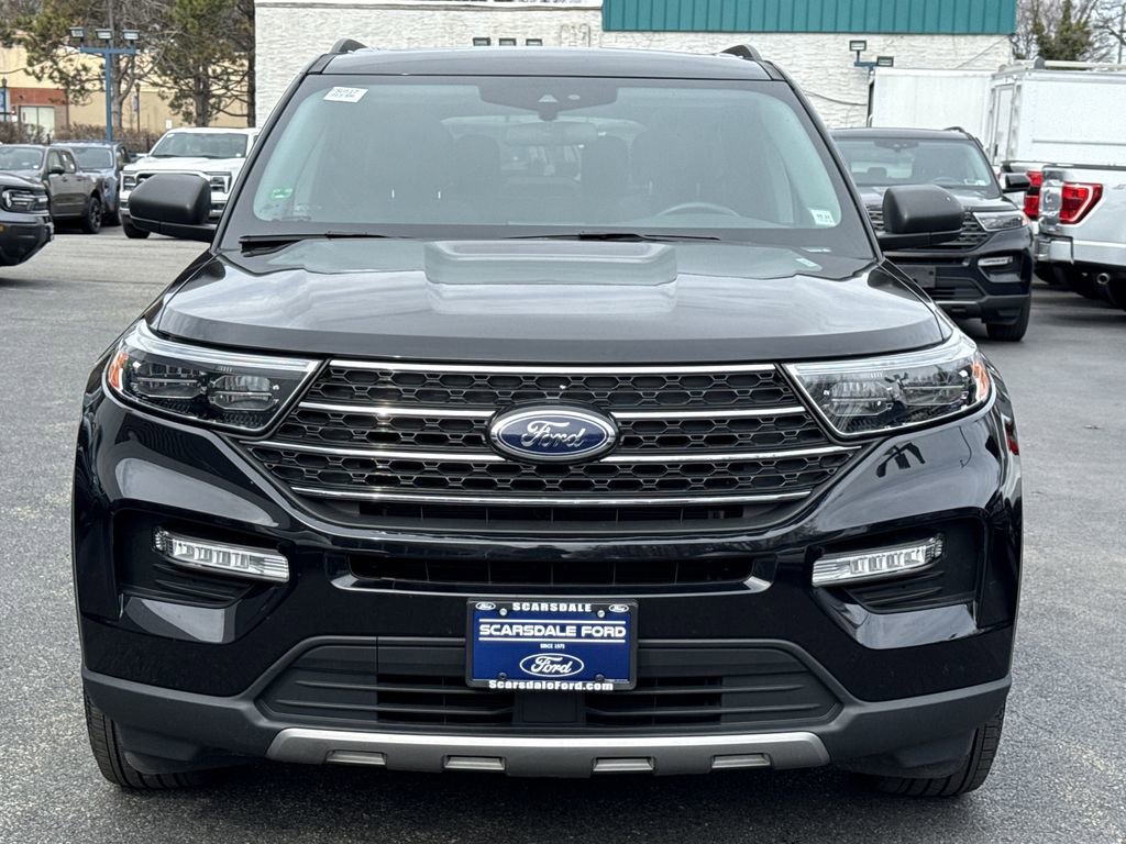 Used 2022 Ford Explorer XLT w/ Equipment Group 202A AWD/4WD image 2