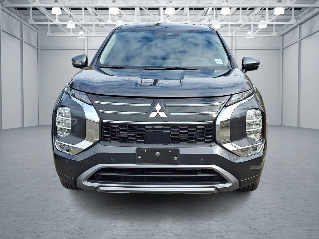 Used 2025 Mitsubishi Outlander SE FWD image 2