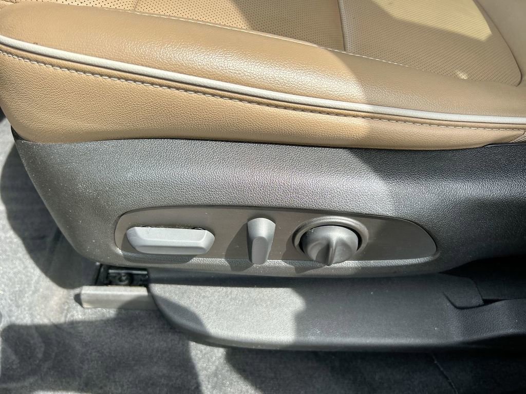 Used 2022 Chevrolet Traverse Premier FWD image 23