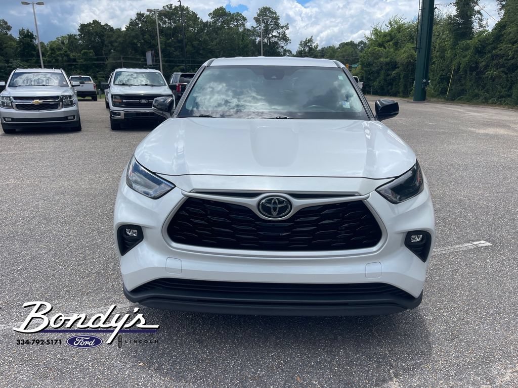 Used 2023 Toyota Highlander LE FWD image 2