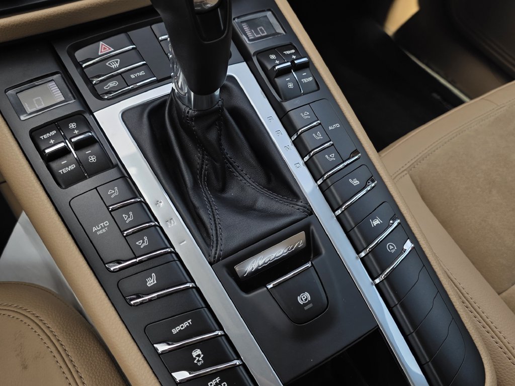 Certified 2021 Porsche Macan AWD/4WD image 21