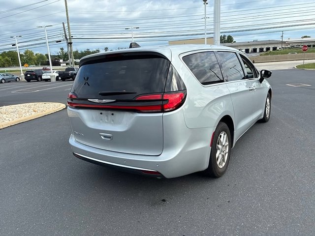 Used 2024 Chrysler Pacifica Touring-L FWD image 9
