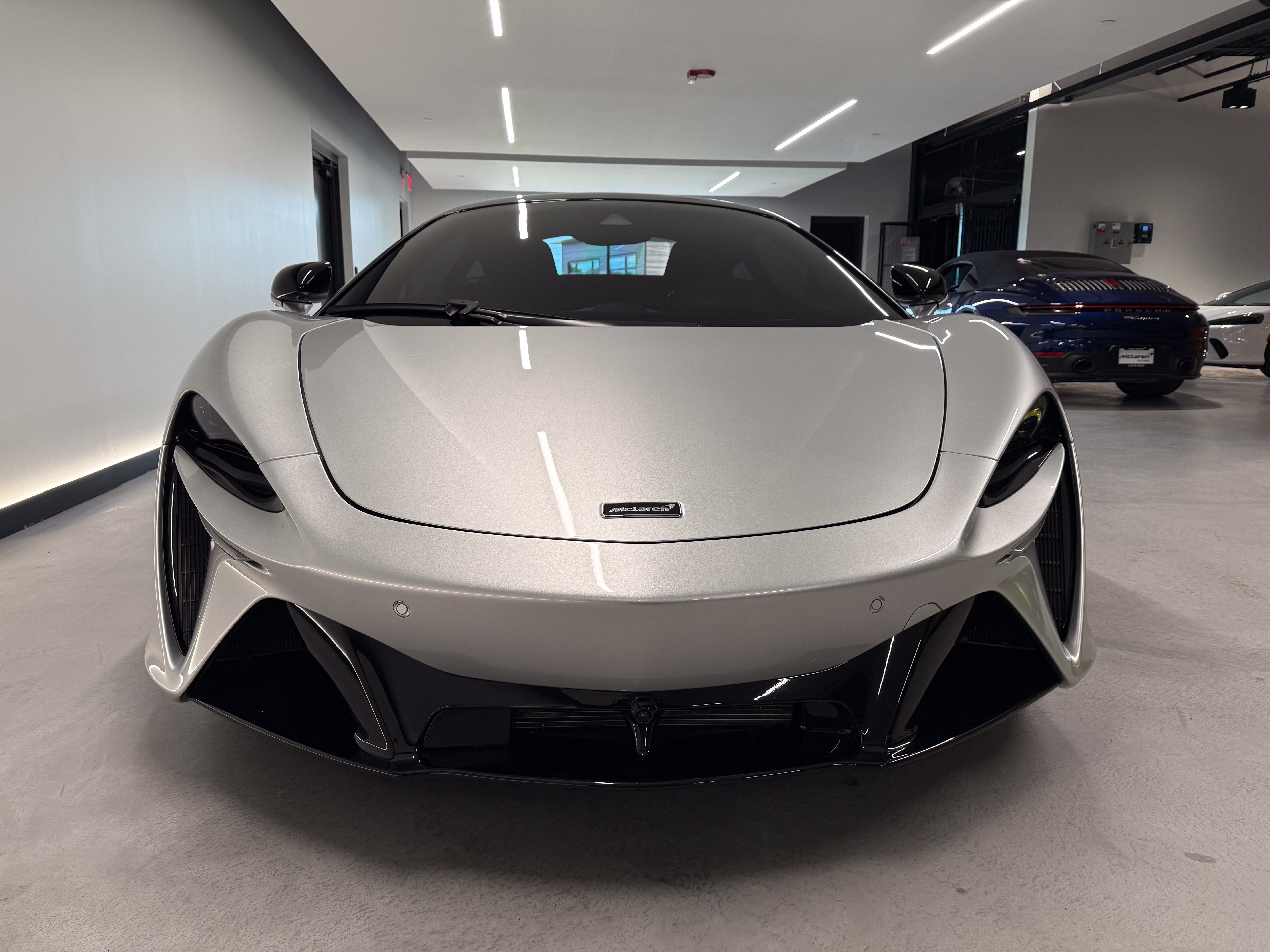 Used 2023 McLaren Artura RWD image 8