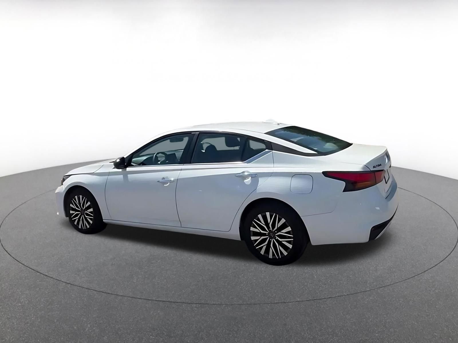 Used 2025 Nissan Altima 2.5 SV FWD image 10