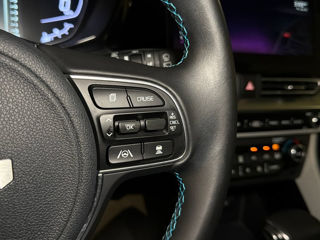 Certified 2022 Kia Niro Touring Special Edition FWD image 26