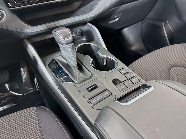 Used 2023 Toyota Highlander LE AWD/4WD image 23