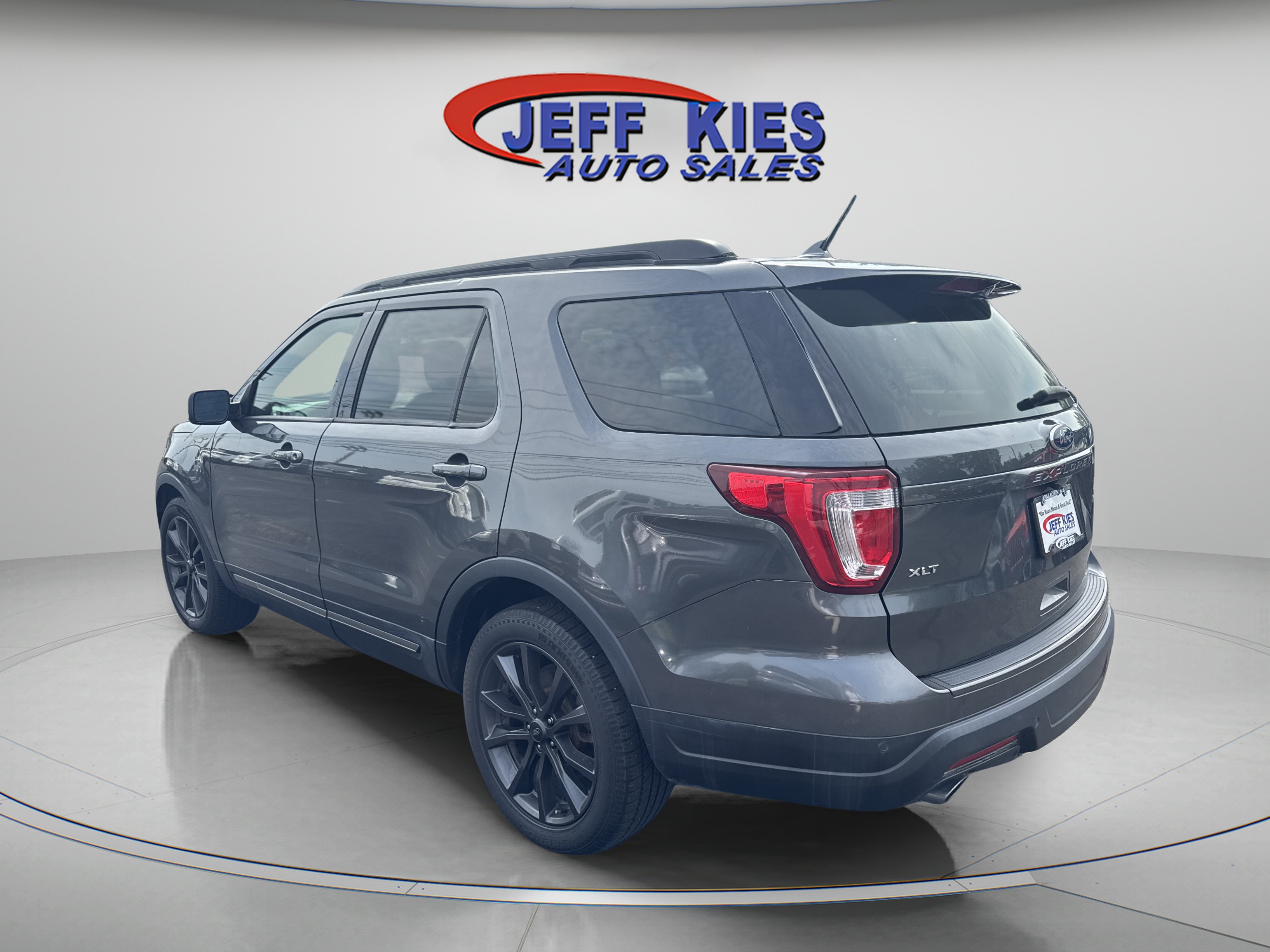 Used 2019 Ford Explorer XLT w/ Equipment Group 202A FWD image 7