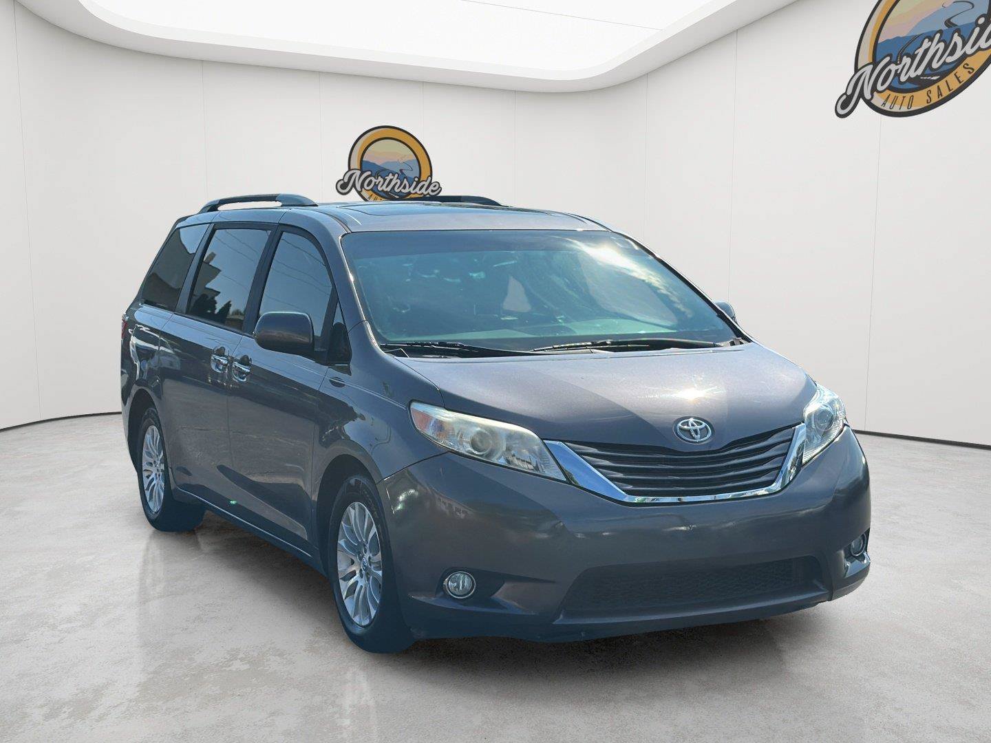 Used 2017 Toyota Sienna XLE w/ XLE Navigation Package FWD image 3