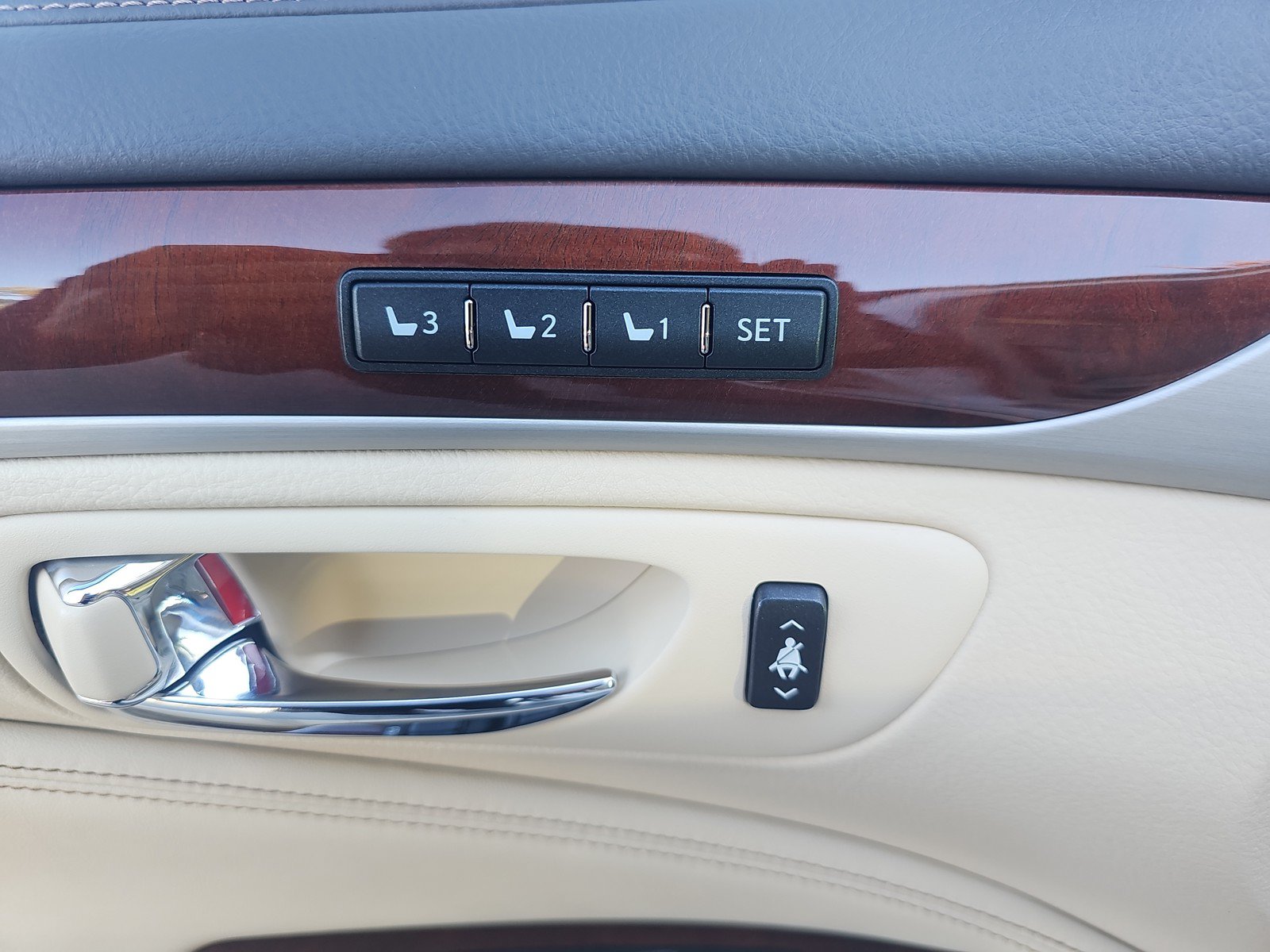 Used 2015 Lexus LS 460 L RWD image 11