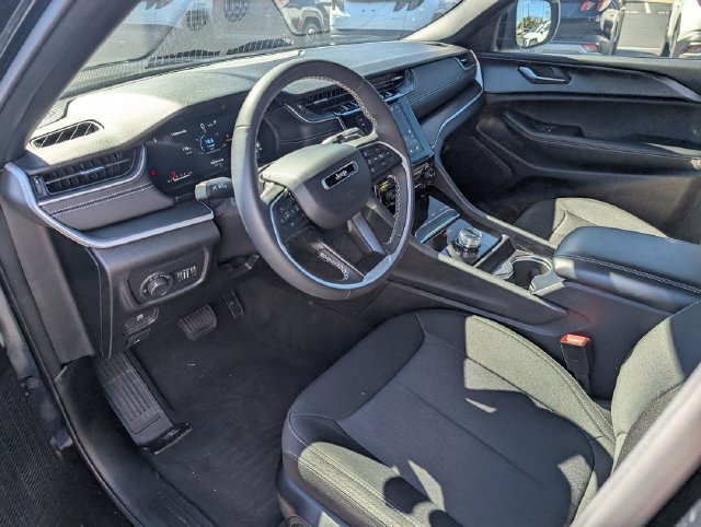 Used 2025 Jeep Grand Cherokee Laredo X AWD/4WD image 12