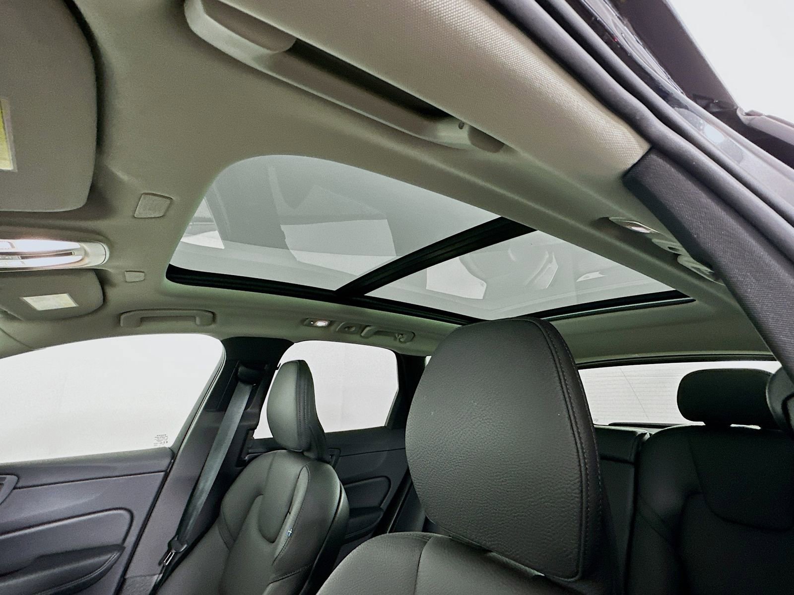 Used 2025 Volvo XC60 B5 Plus image 22