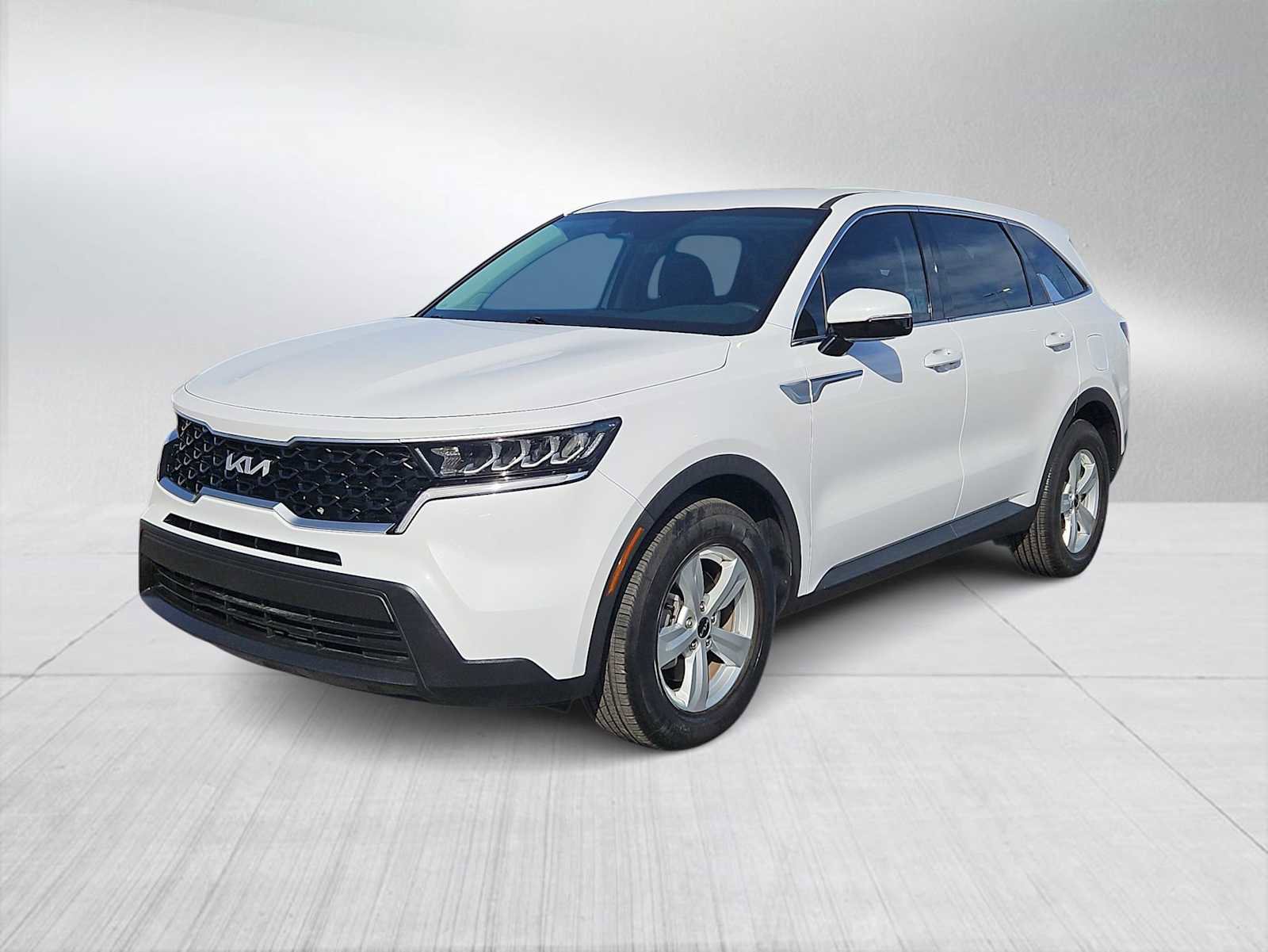 Used 2023 Kia Sorento LX image 4