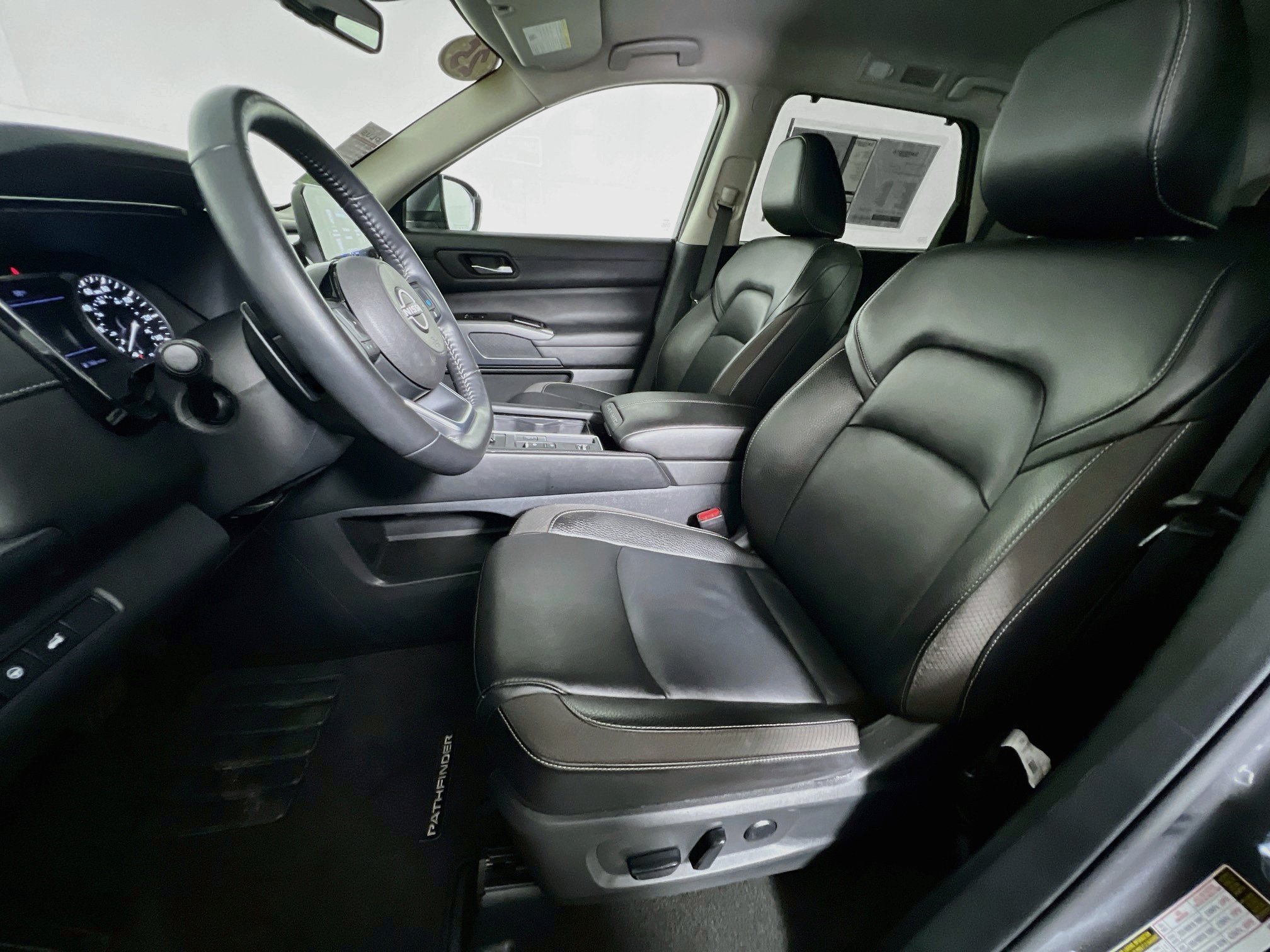 Used 2025 Nissan Pathfinder SL FWD image 14